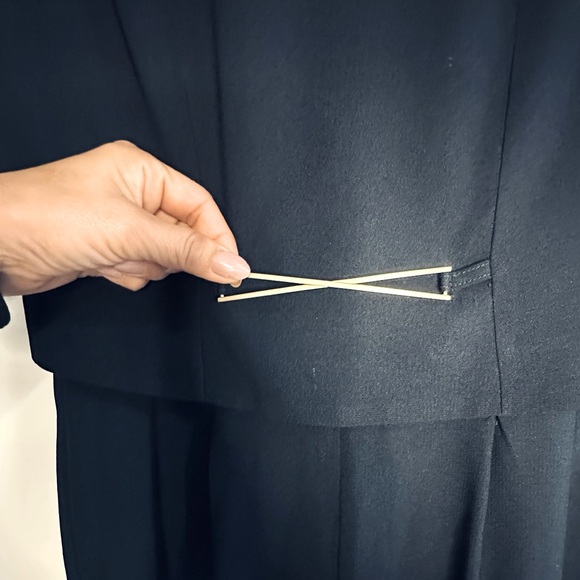 Liz Claiborne Black Short Sleeve Jumpsuit with Fitted Waist, size 6 - Picture 4 of 5